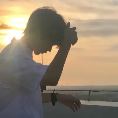 钟由希